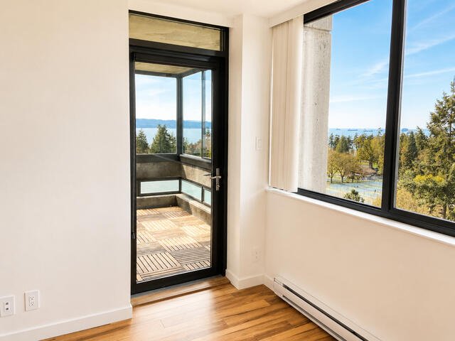 Corner room opening to solarium